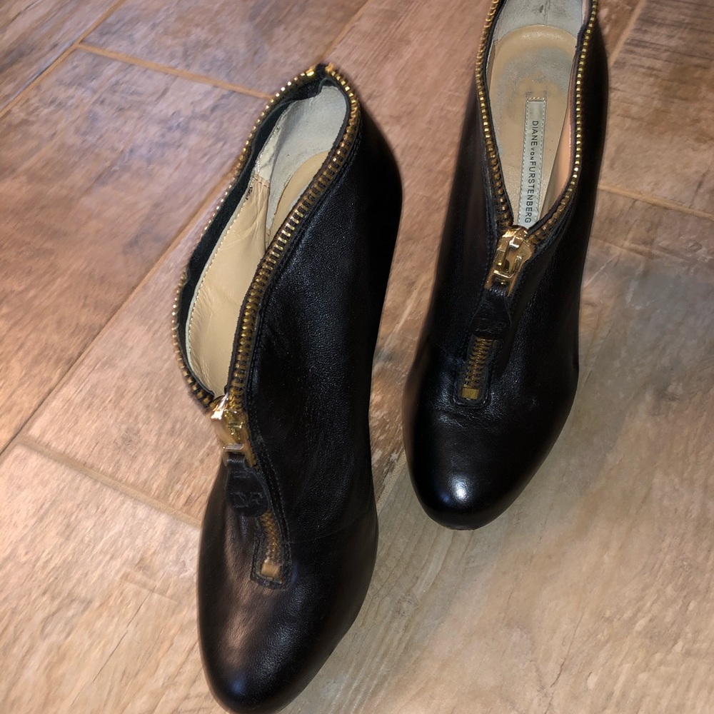 👗Diane Von Furstenburg High heel zipper booties 9